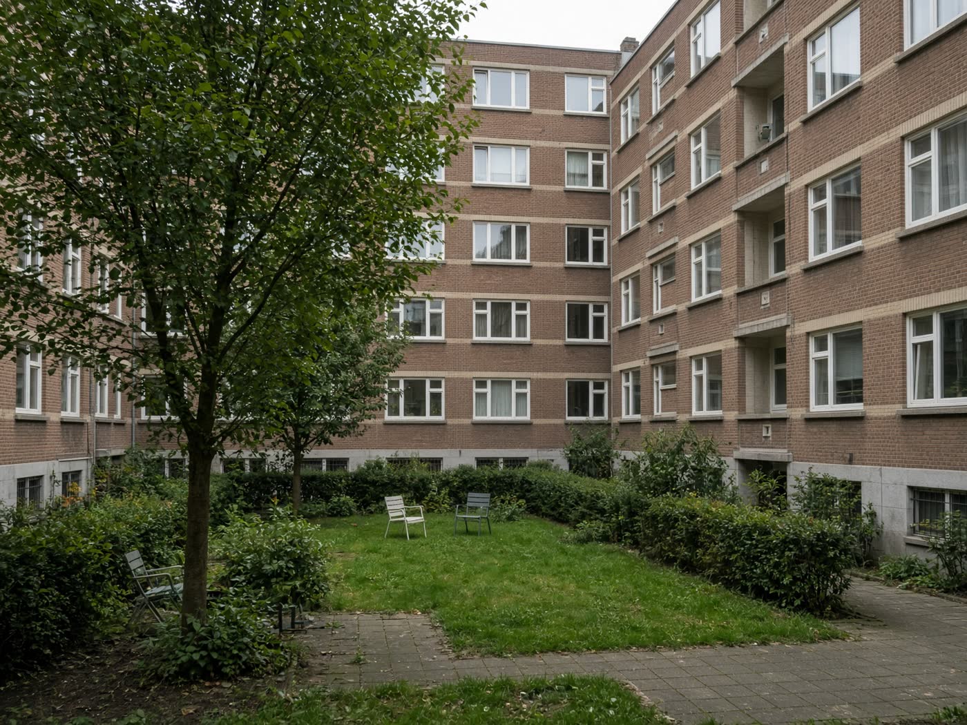 Binnenkoer van een Antwerps appartementsgebouw uit de jaren 60